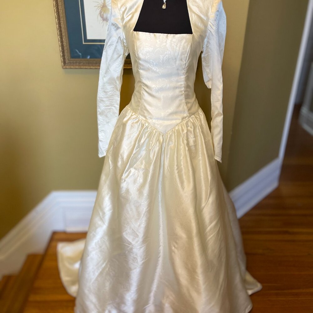 Regal wedding gown