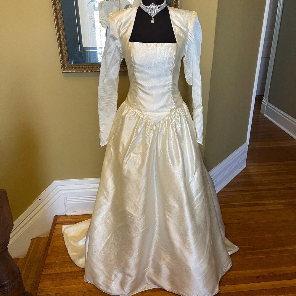 Regal wedding gown